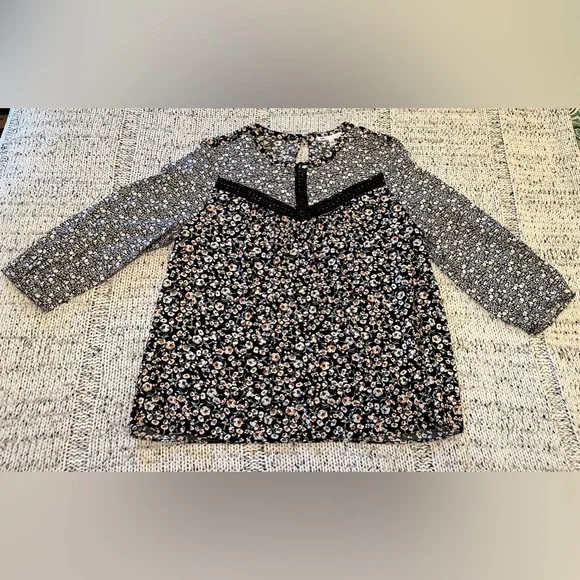 DR2 Black Ditsy Floral Blouse Top Size L, EUC - Picture 3 of 5